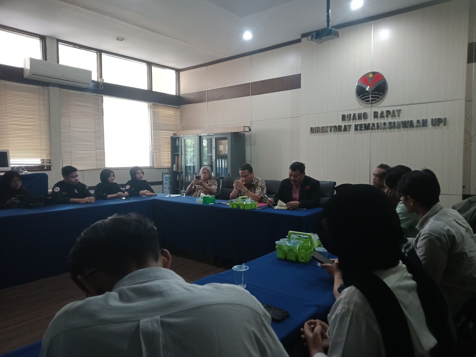 Suasana Audiensi di Ruang Rapat Direktorat Kemahasiswaan.