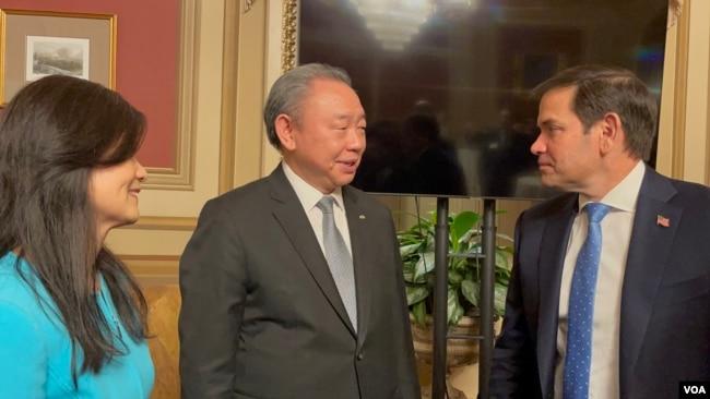 美国参议员马可·鲁比奥(右边)与台湾驻美代表俞大㵢夫妇在国会山庆祝《台湾关系法》45周年酒会众交谈。(2024年3月6日,美国之音锺辰芳拍摄)