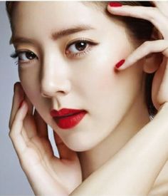 A picture of Singer and actress Son Dam Bi 