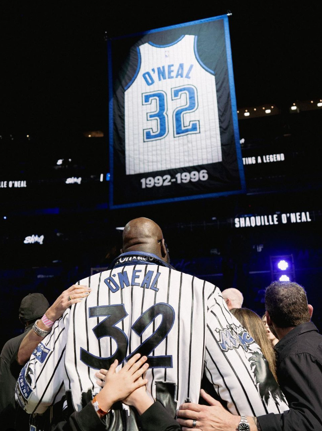 Shaquille O'Neal com sua camisa aposentada no Orlando Magic