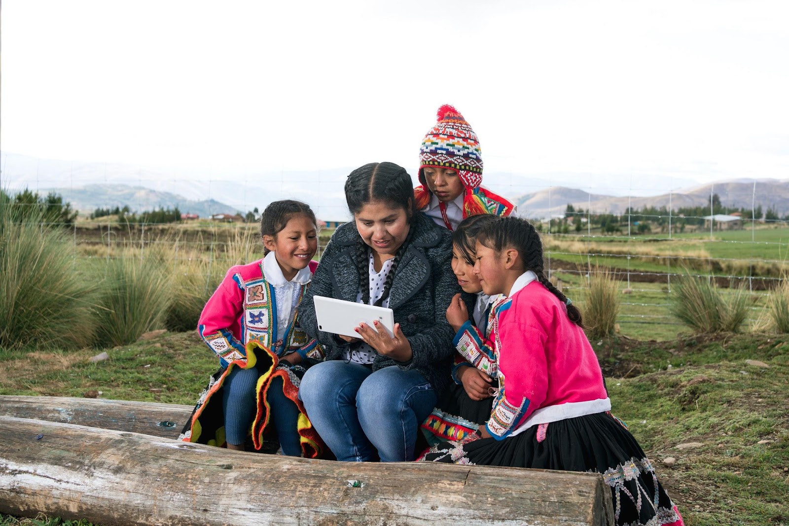 Alumnos con su maestra de la comunidad rural de Pacchanta (Cusco, Perú) beneficiarios del programa educativo ProFuturo