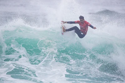 Samuel Pupo é um dos oito surfistas brasileiros nas oitavas de final do Ericeira Pro (foto: Masurel / WSL)