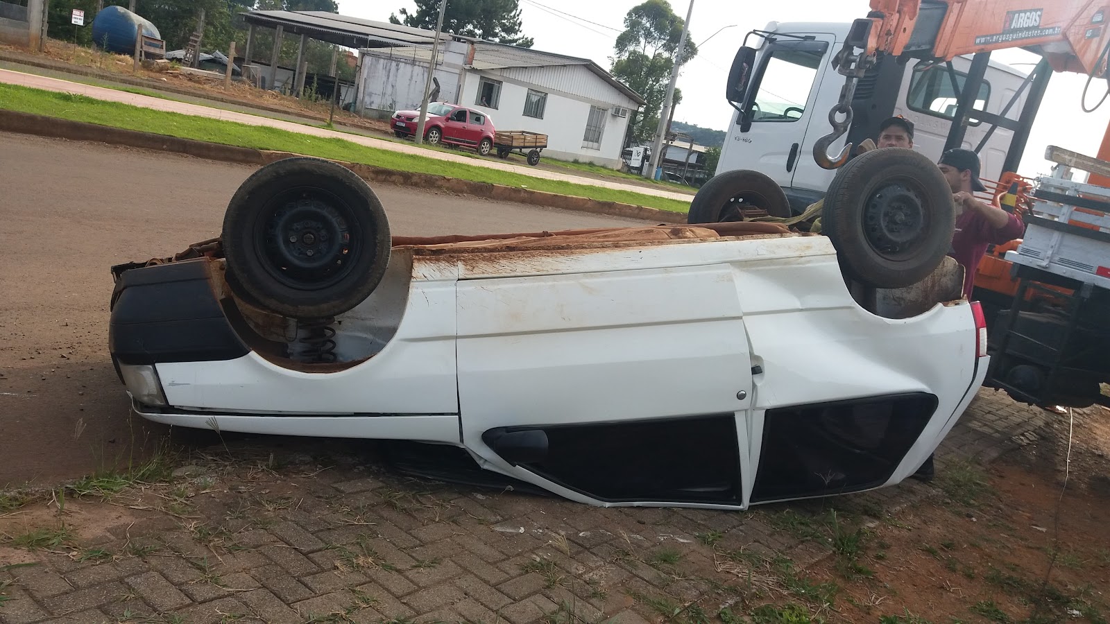 Carro estacionado capota 'sozinho' no Paran