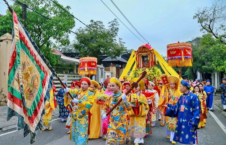 Đám rước Thánh Mẫu quay trở lại điện Hòn Chén, đầy trang nghiêm và linh thiêng