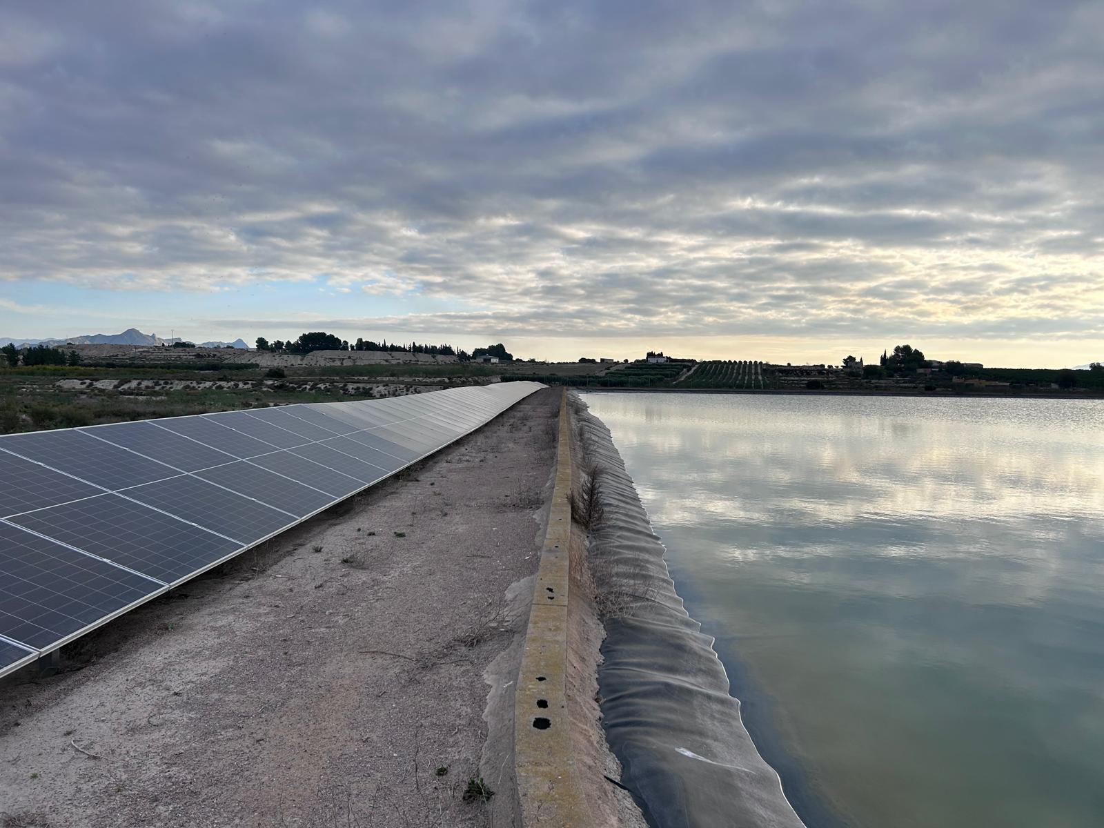 Un puente sobre un cuerpo de agua

El contenido generado por IA puede ser incorrecto.