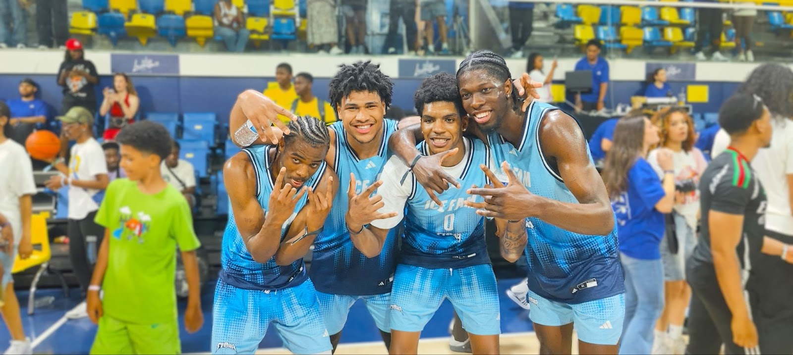 Joueurs de l'équipe Ice Fam après leur victoire en finale du tournoi.