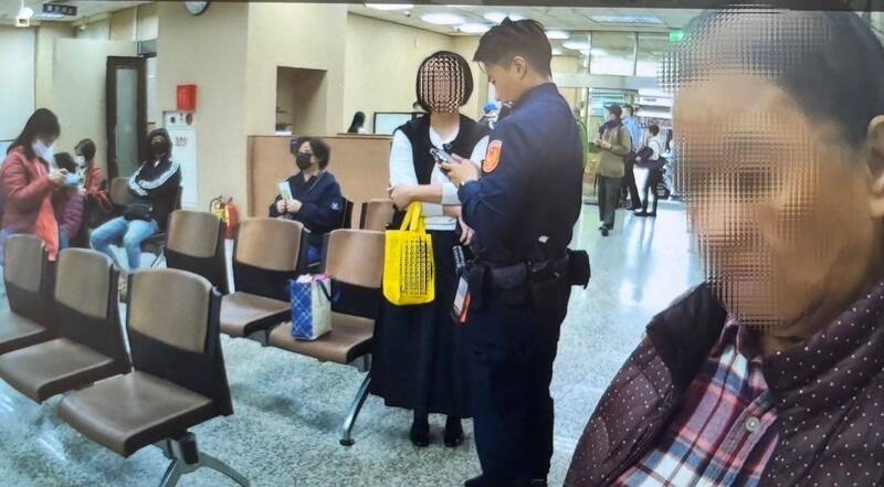 警方誤以為陳遭詐，在銀行內勸阻陳婦匯錢。（記者徐聖倫翻攝）