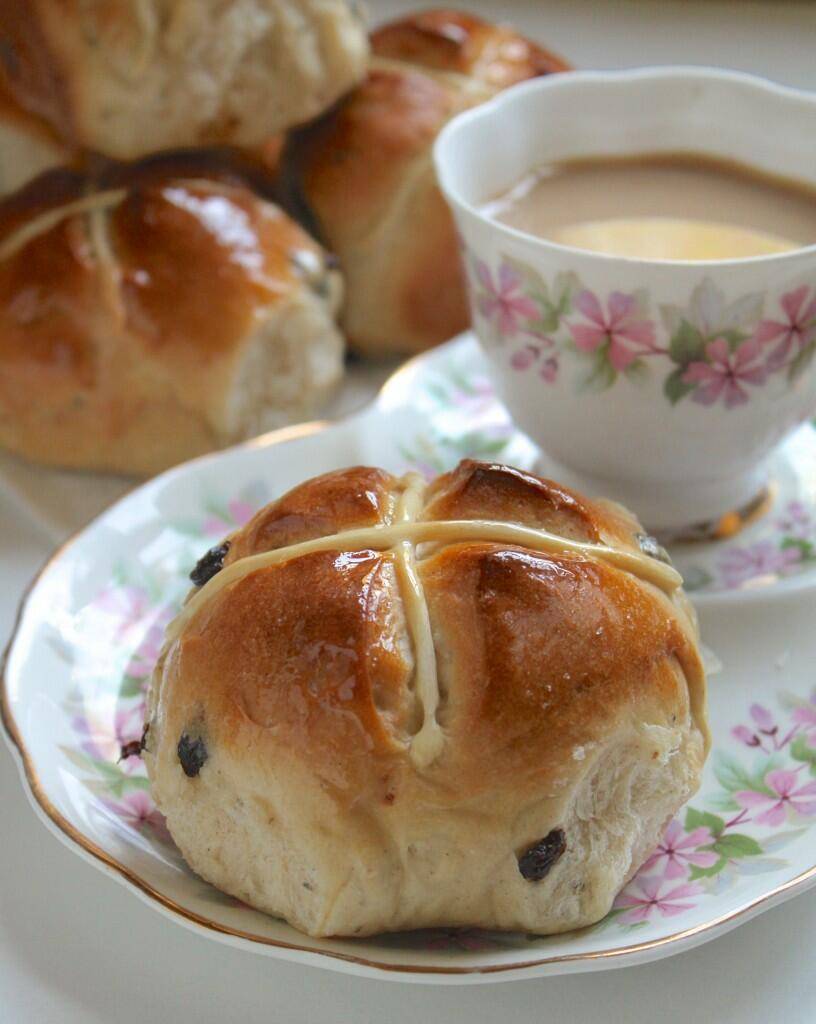 hot cross bun traditional easter dish