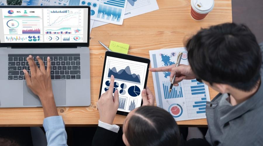 A group of people looking at a tablet

AI-generated content may be incorrect.