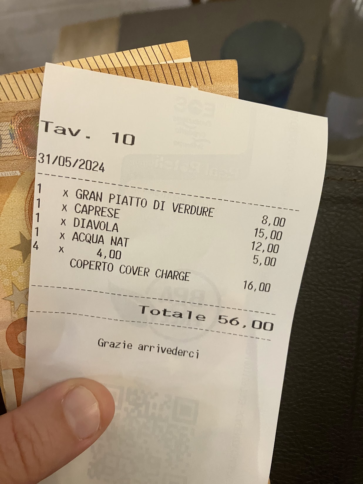 a receipt showing the table cover charge per person at a restaurant in venice italy at a le tole pizzeria