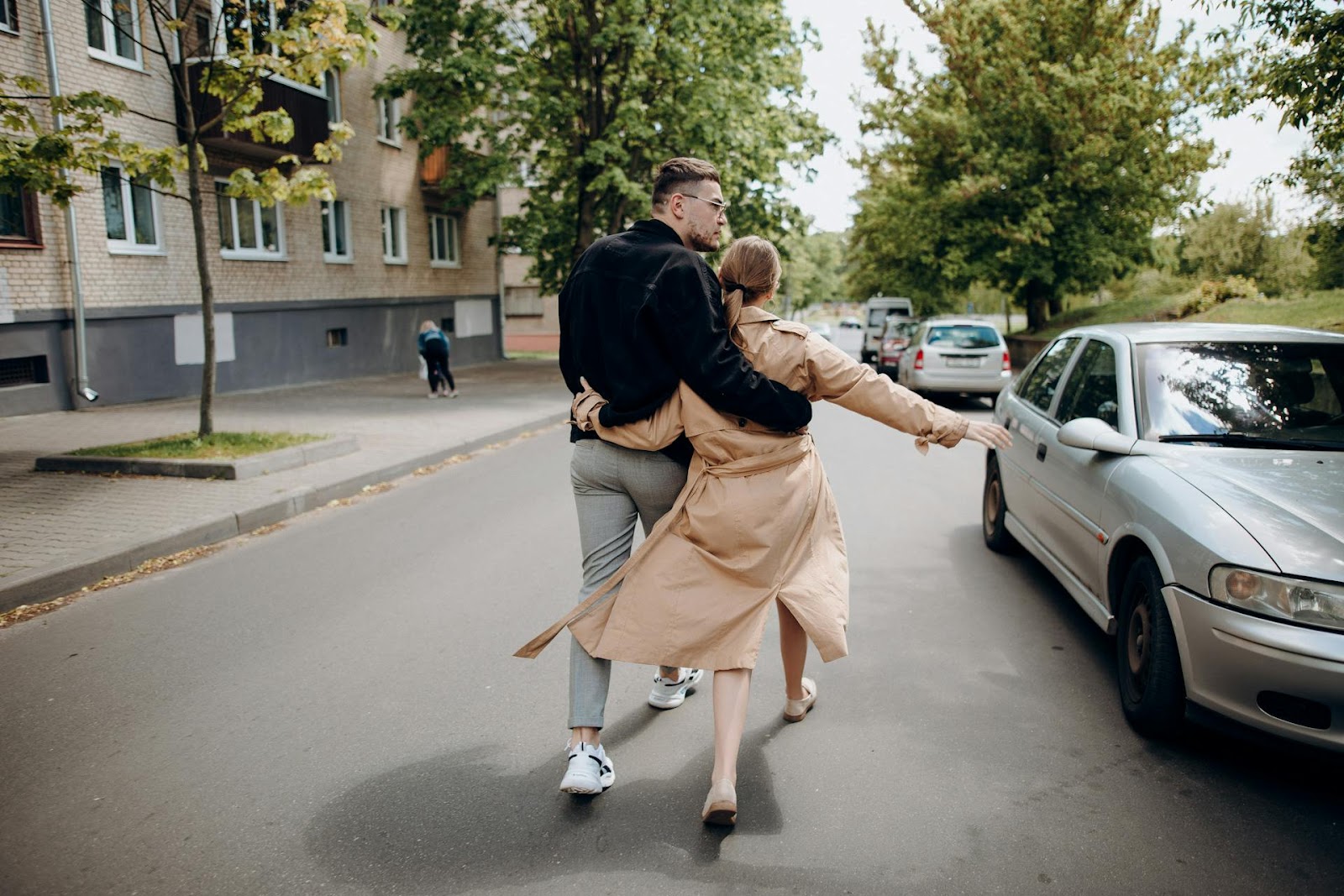 A couple walking on the street | Source: Pexels