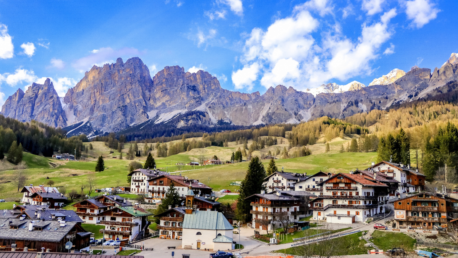 Ein paar Häuser umgeben von den Dolomiten in Cortina d'Ampezzo