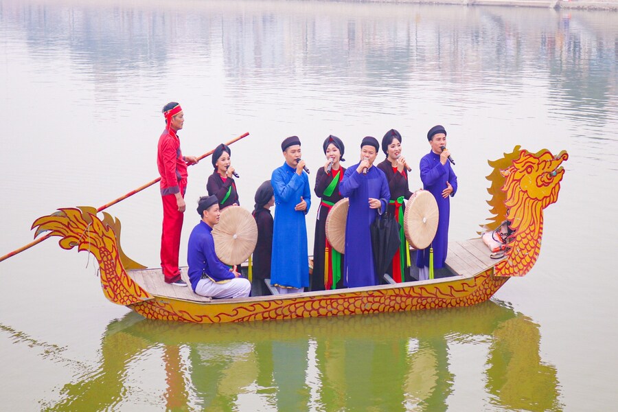 Quan Ho singing on a boat at Lim Festival. Source: toquoc