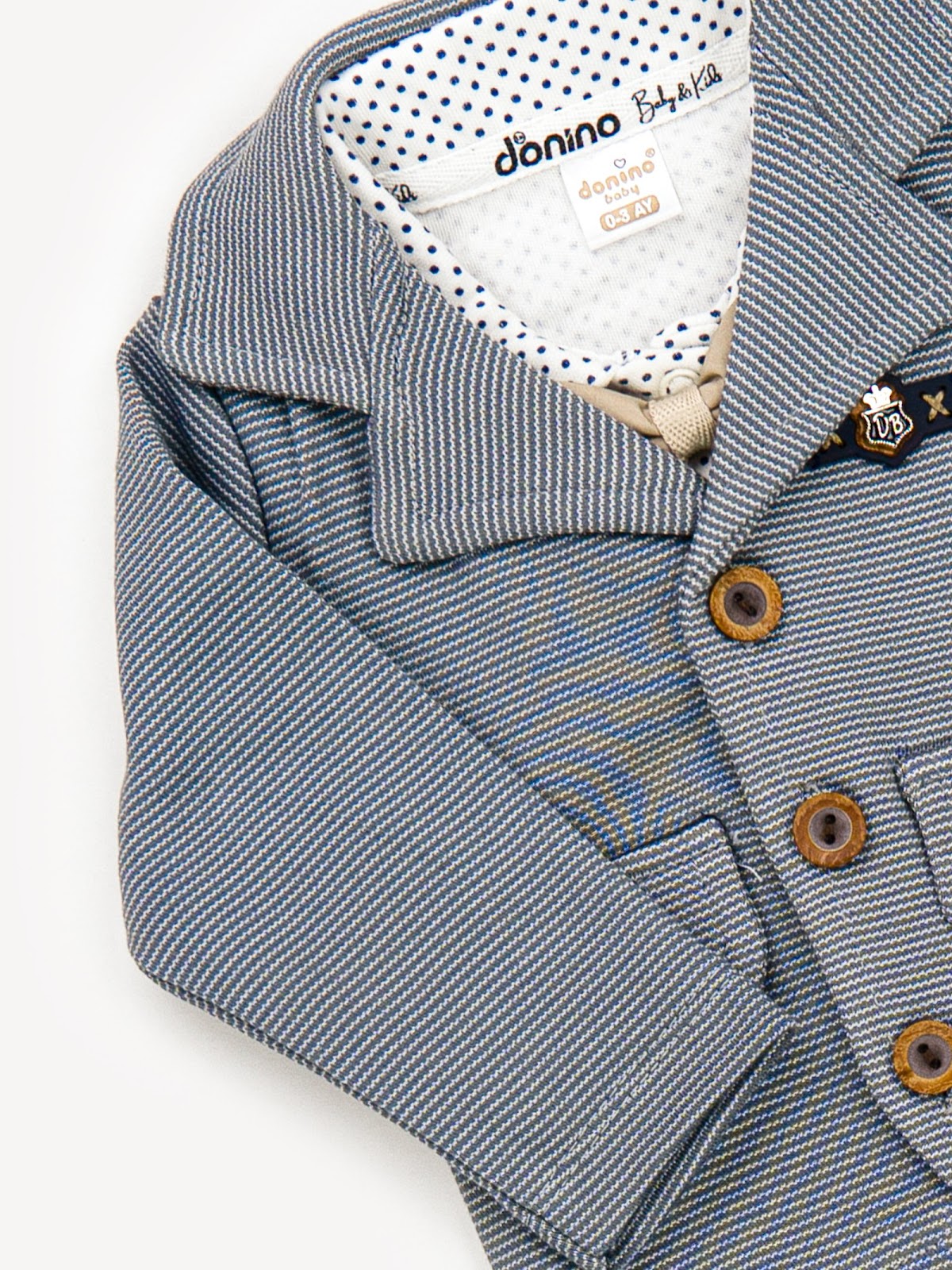 Détail d’un gilet à rayures bleu pour bébé garçon, un essentiel dans Des Vêtements pour Bébé de 0 à 6 Mois.