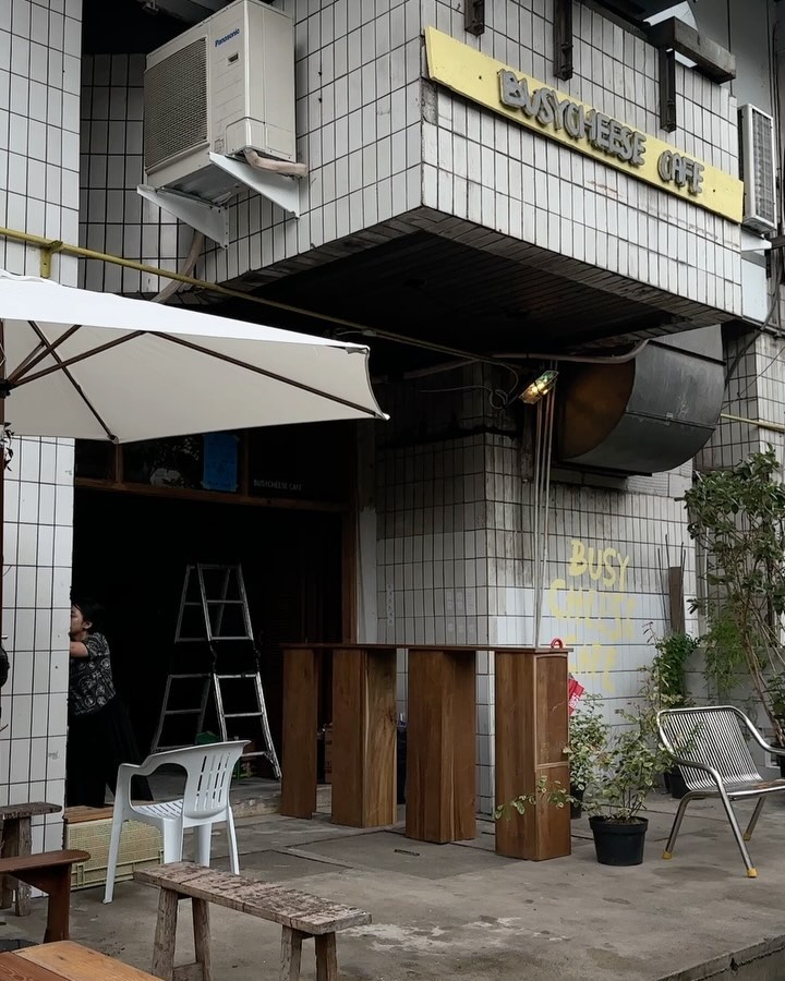 tempat makan viral di blok m Busycheese Cafe