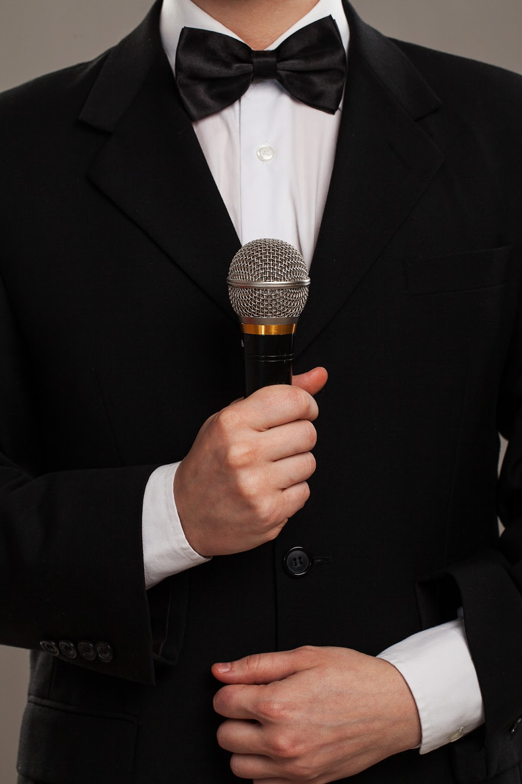 A groom talking on a microphone | Source: Freepik