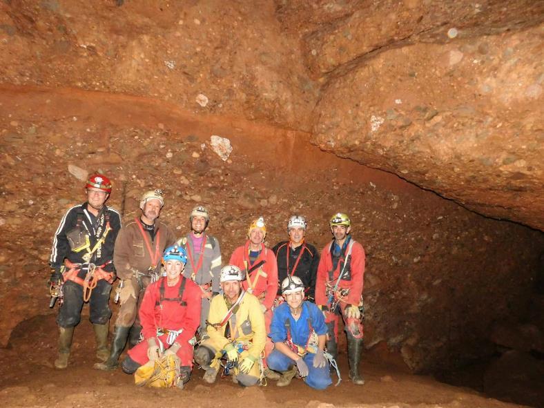 Un grupo de personas posando delante de una montaña

Descripción generada automáticamente con confianza media