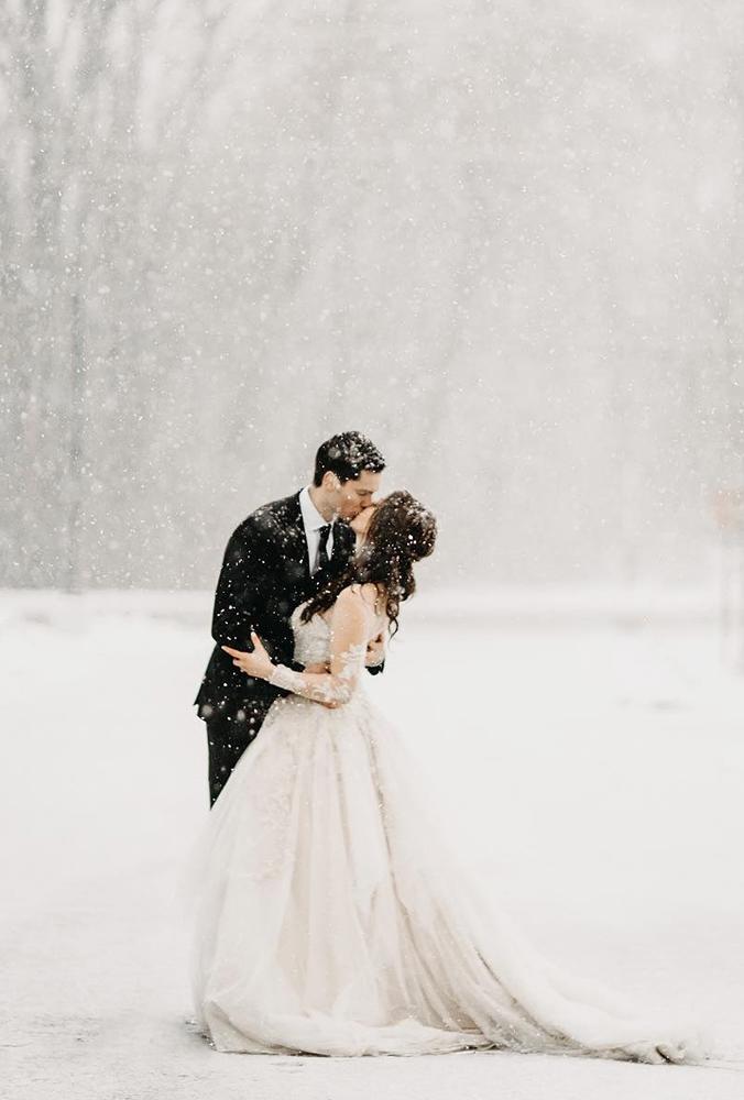 winter wedding photo ideas winter kiss janelle.elise .photo