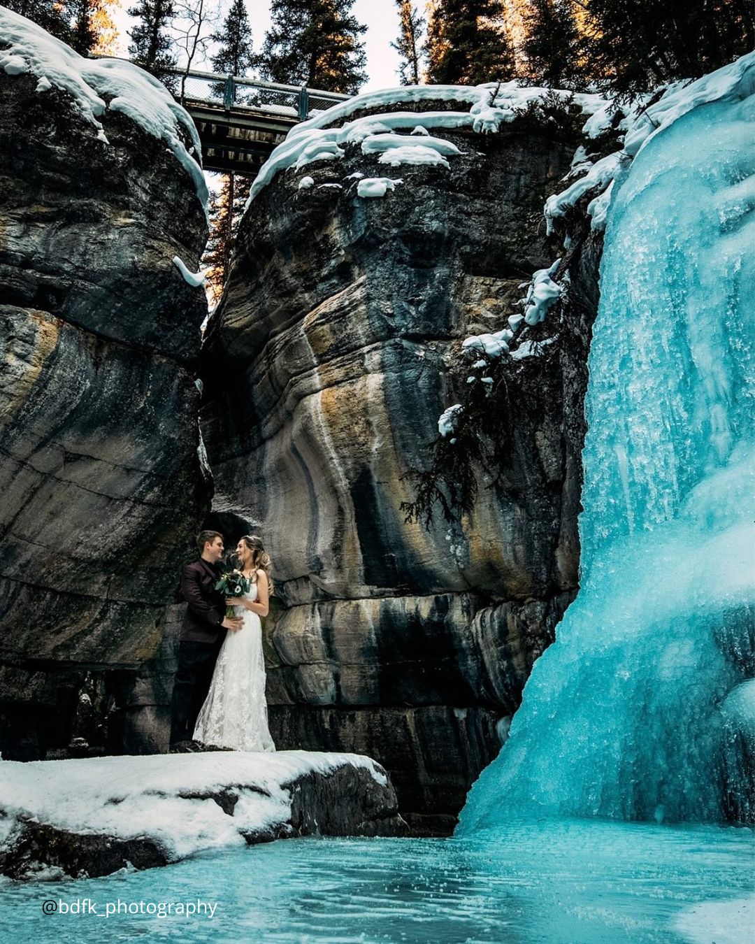 winter wedding photo ideas couple near the waterfall