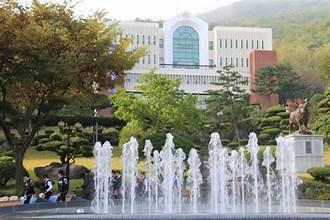 A water fountain in front of a building

AI-generated content may be incorrect.
