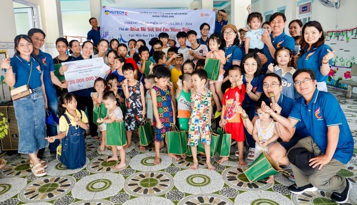 Khoa Tiếng Anh lan tỏa yêu thương qua “Hành trình mùa hè đến với trẻ em vùng biển” 57