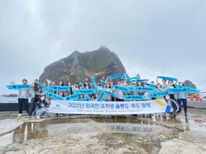 A group of people holding banners

AI-generated content may be incorrect.