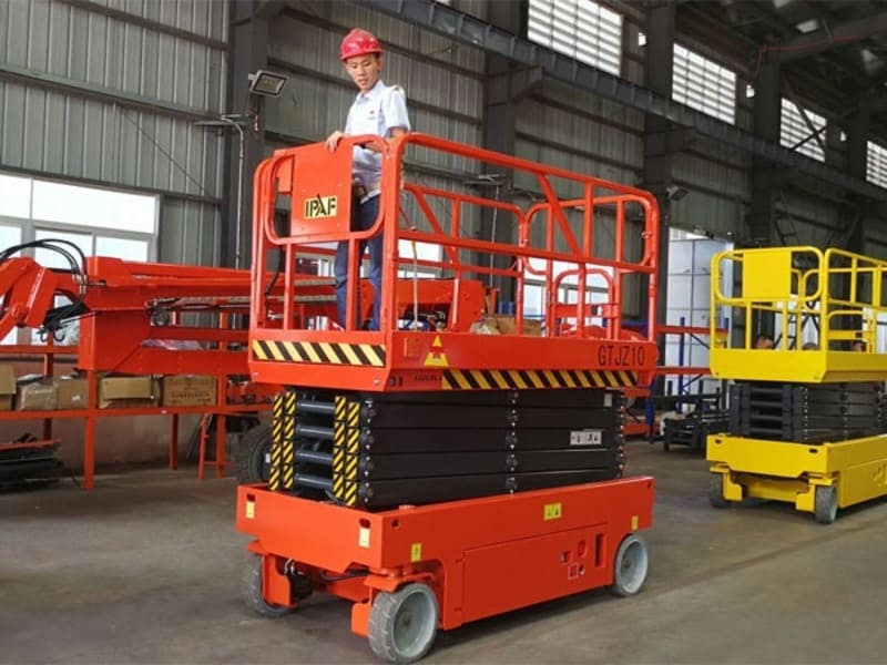 Sử dụng xe nâng hàng để nâng người sẽ đem đến những hậu quả không lường Sử dụng xe nâng hàng để nâng người sẽ đem đến những hậu quả không lường