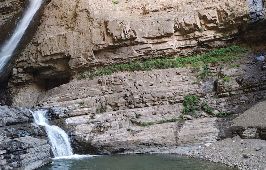 جریان آب از بین صخره‌ها در آبشار هفت‌چشمه البرز