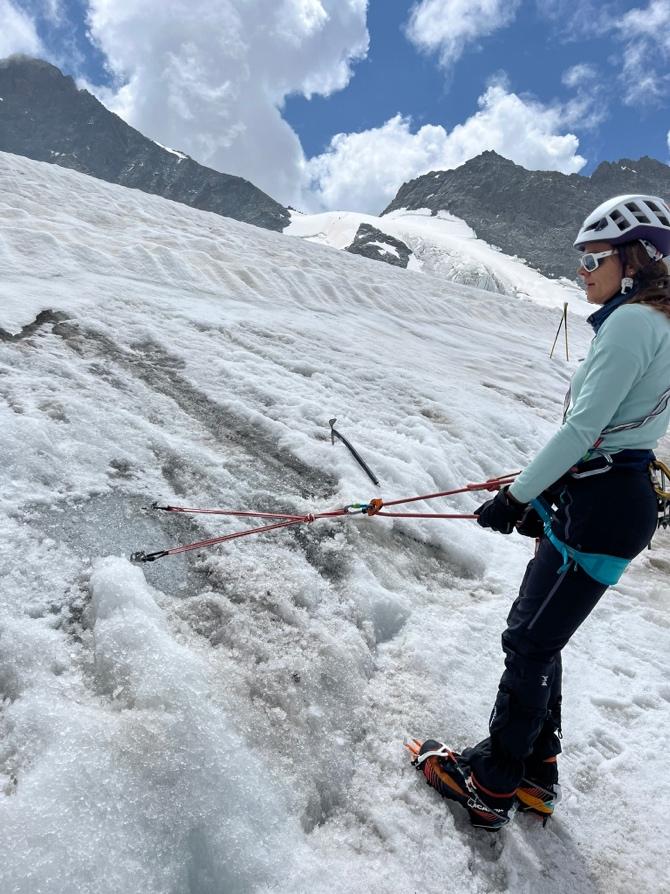 A person in a helmet on a snowy mountainAI-generated content may be incorrect.