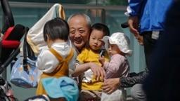 中国面临着人口快速老化和持续的低出生率,2024年总人口数连续第三年减少。(美联社:2021年5月31日)