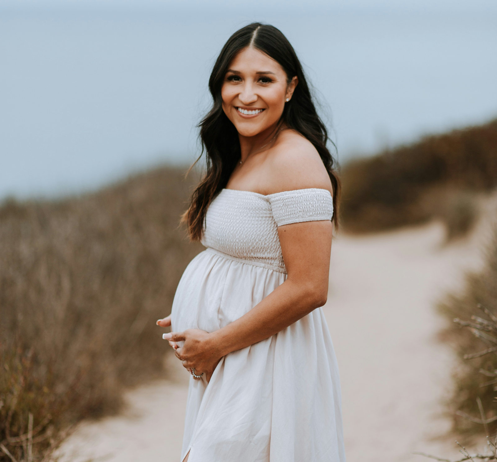 Pregnancy Photo Poses: The Profile Silhouette