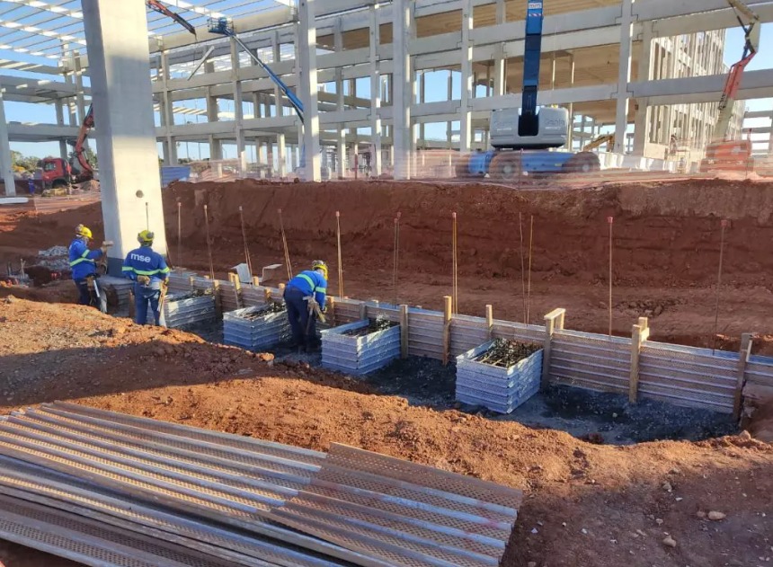Grupo Life | Com nossas soluções, não há necessidade de desforma, uma vez que a forma fica incorporada à estrutura mesmo depois da concretagem.