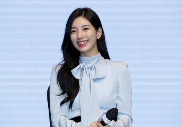 This contains an image of Miss A Suzy
