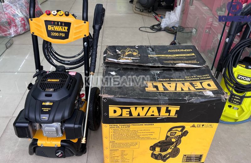 Máy xịt rửa xe Dewalt