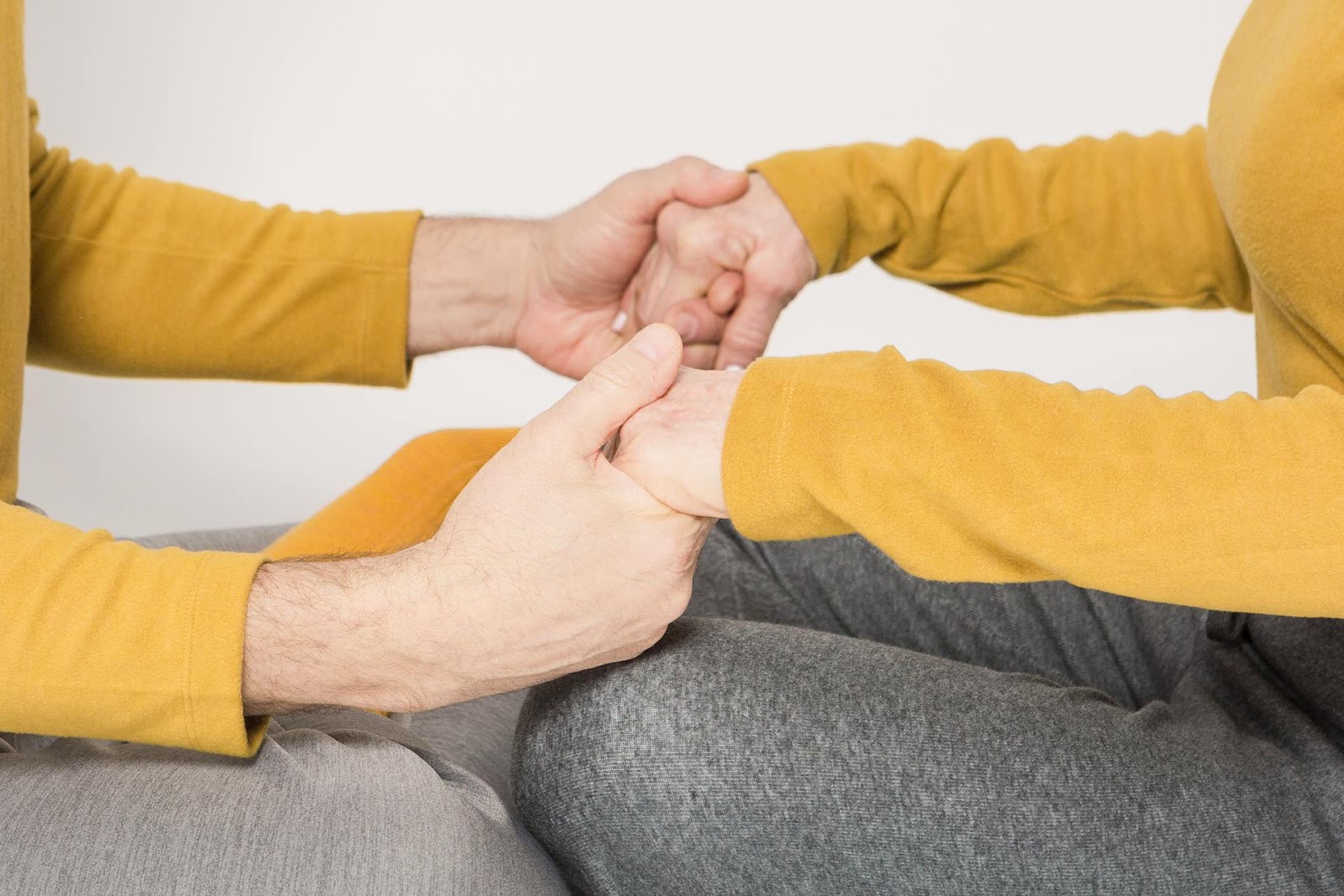 A man holding his girlfriend's hands | Source: Pexels