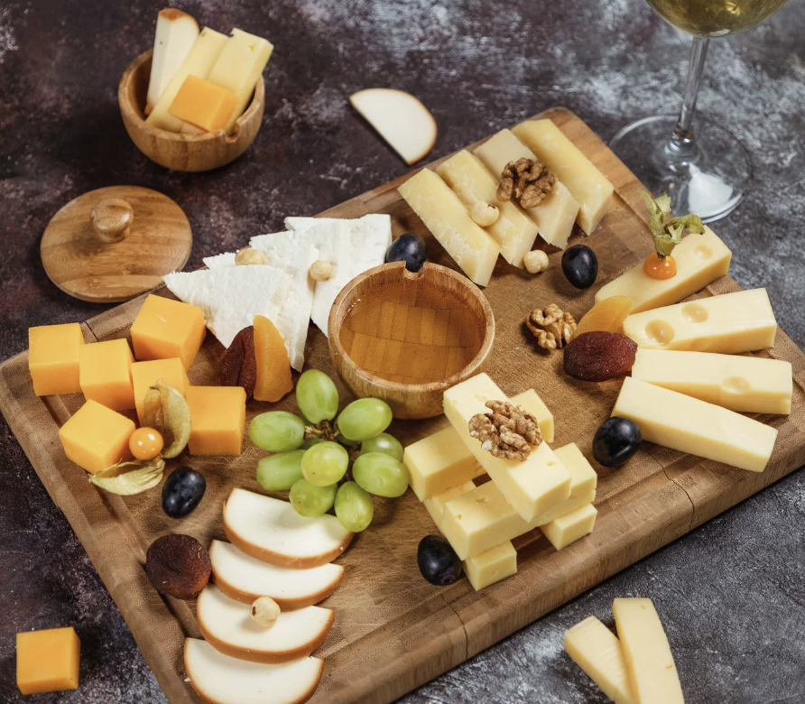 Aged Cheddar & Apple Slices with Almonds