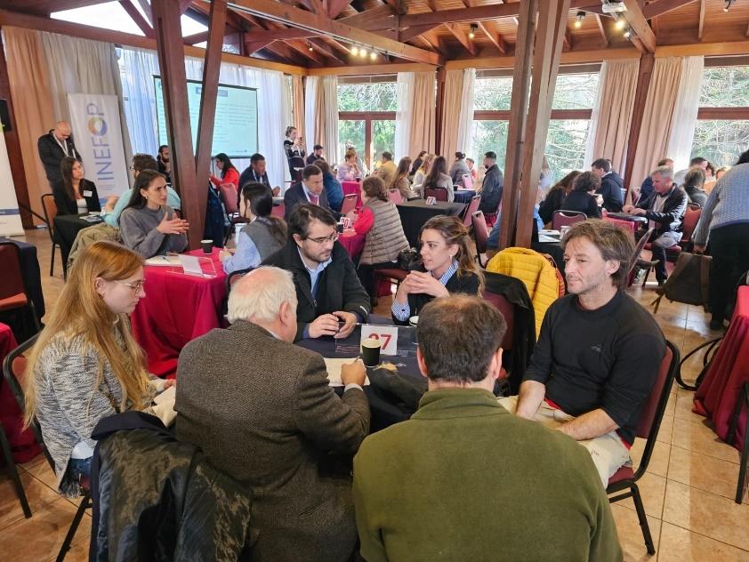 Un grupo de personas en un salón de clases

Descripción generada automáticamente con confianza media