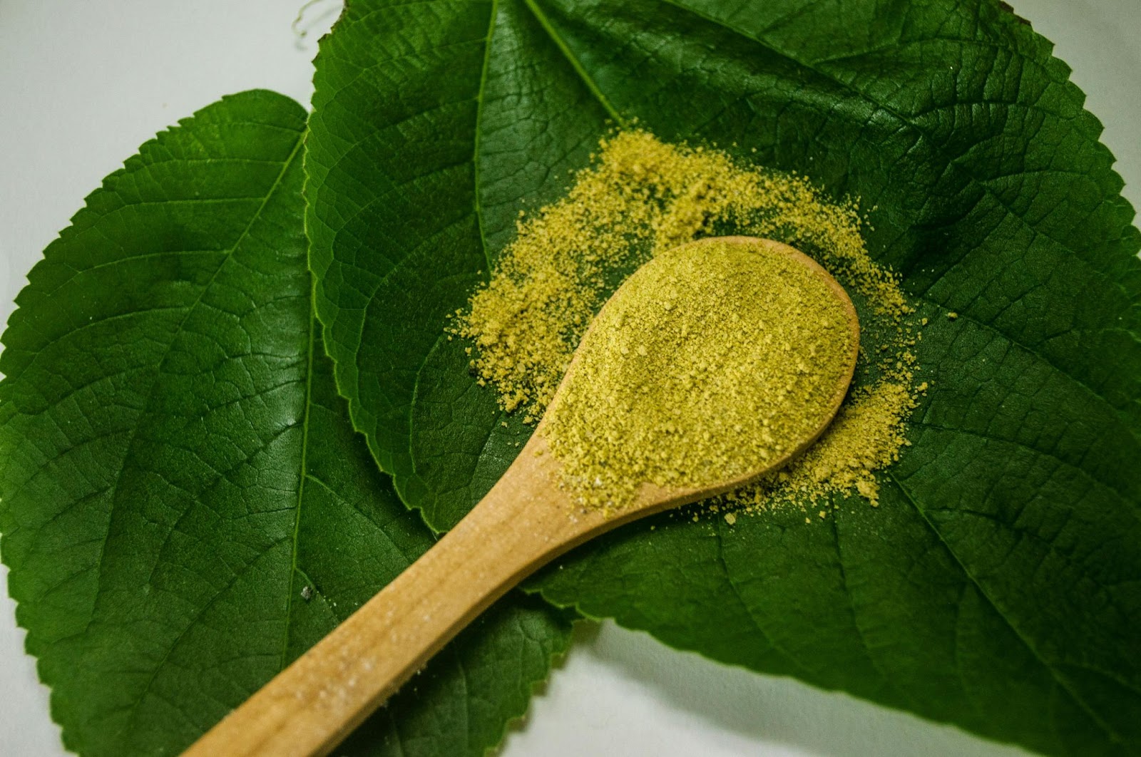 Kratom leaves and powder