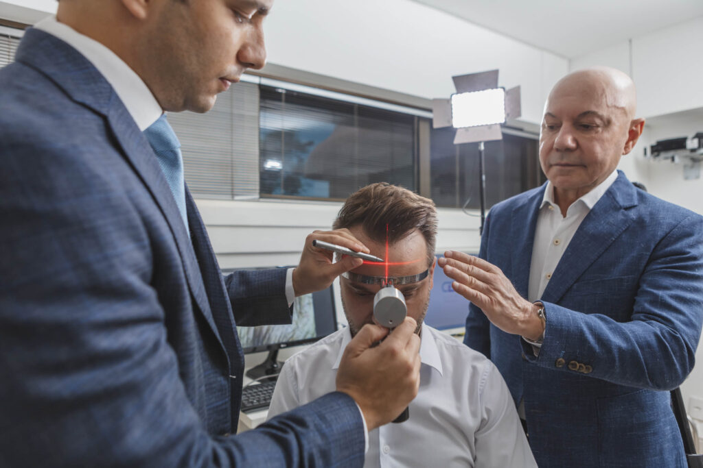 Apesar de não existir cura para a calvície masculina, existem muitos tratamentos eficazes para desacelerar o afinamento dos fios e a queda de cabelo.
Acompanhe este artigo e confira quais são os melhores tratamentos e como a calvície se manifesta no público masculino.
