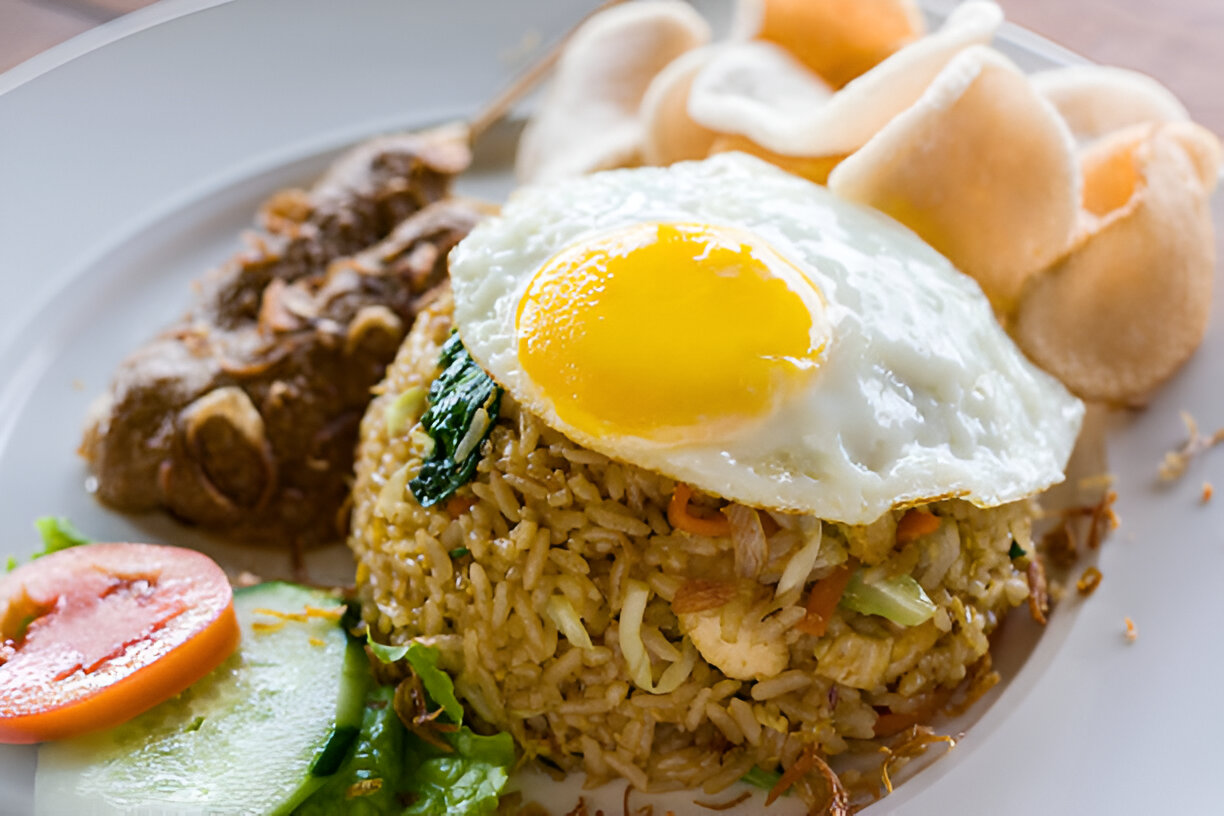 Nasi goreng telur Indonesia yang memiliki rasa gurih karena diberikan kecap manis.