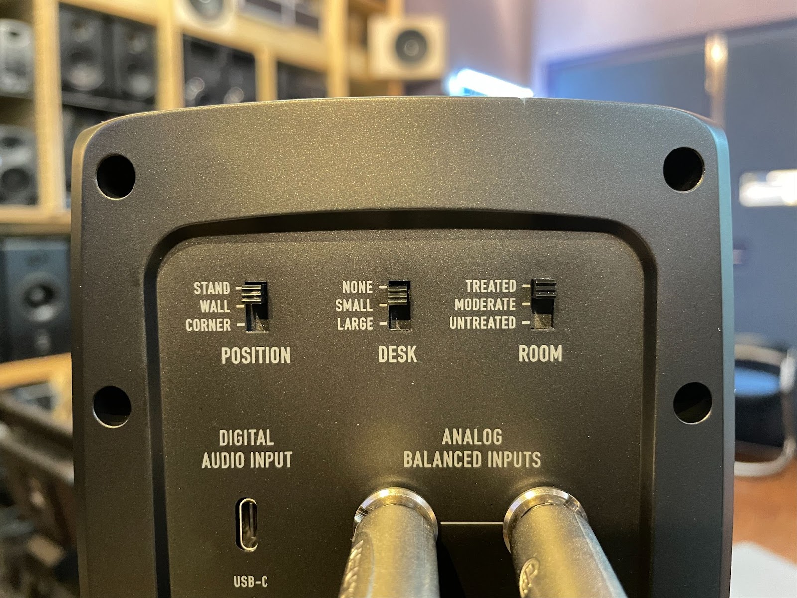 ADAM AUDIO新製品「D3V」抜群すぎるコスパに驚き。ADAMらしらも ADAM AUDIO新製品「D3V」抜群すぎるコスパに驚き。ADAMらしらも