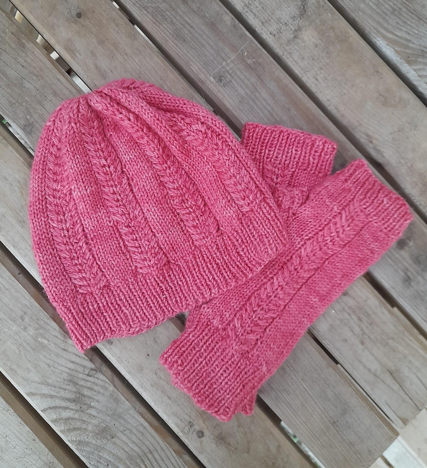 Free pattern for a cable knit hat and cable knit fingerless mitts. Simple cable knit patterns ofr winter. Free pattern for adult hat and gloves. Free beanie pattern knit cables. 