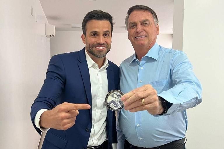 Pablo Marçal e Jair Bolsonaro, que entregou medalha ao influenciador