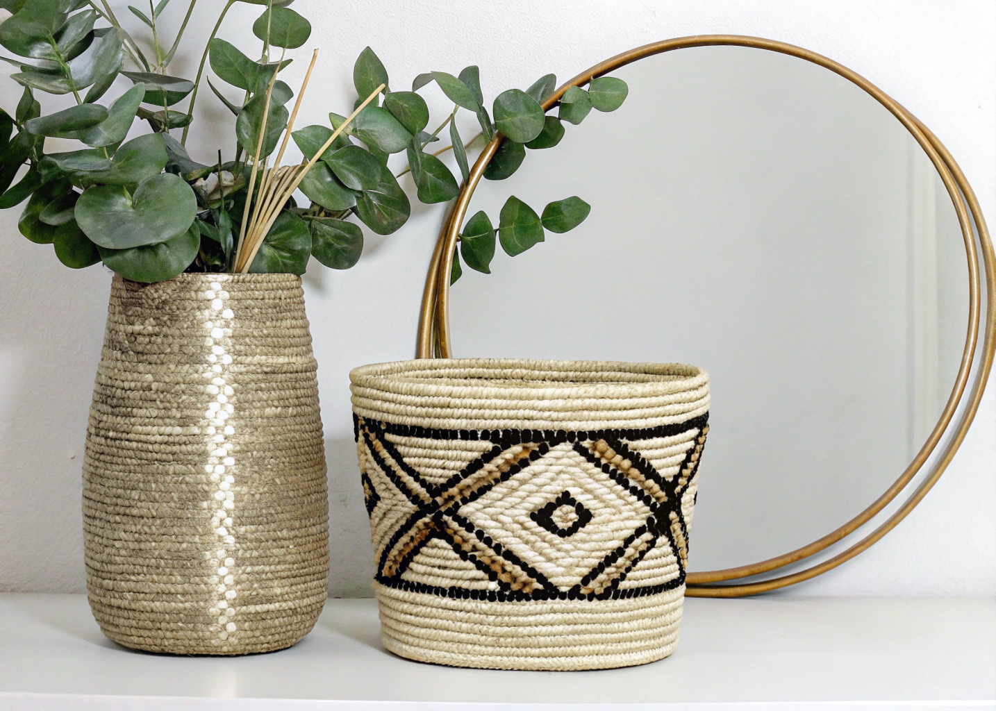 Cesto de sisal africano usado como vaso de planta em um ambiente minimalista.