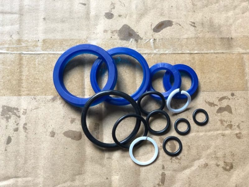 Xe nâng hạ hàng hóa không trơn tru hoặc chỉ có thể nâng được hàng với trọng lượng nhỏ là những biểu hiện thường thấy khi phốt xe bị hỏng Xe nâng hạ hàng hóa không trơn tru hoặc chỉ có thể nâng được hàng với trọng lượng nhỏ là những biểu hiện thường thấy khi phốt xe bị hỏng