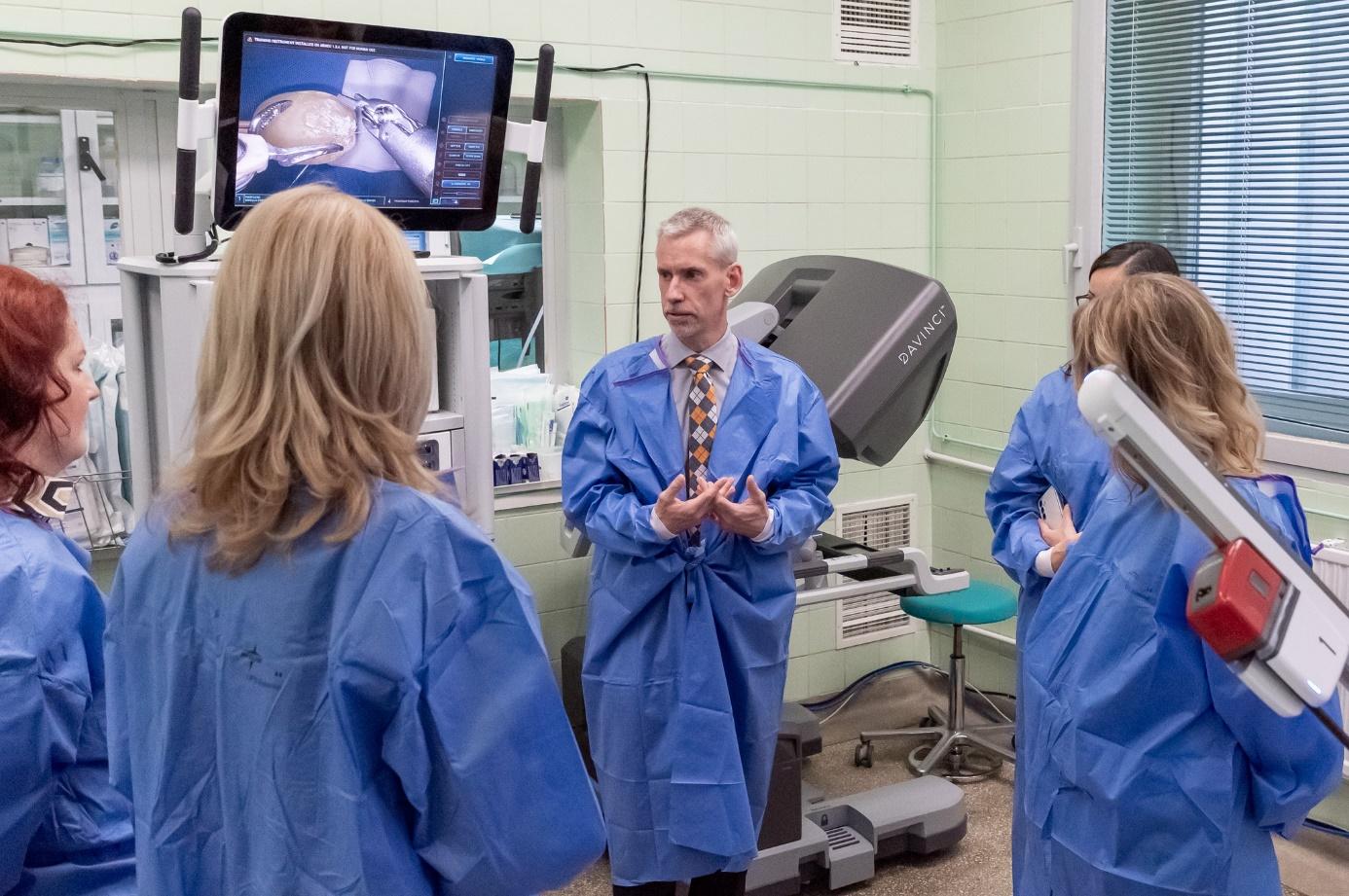 Dr Zsolt Szepesváry presented the Da Vinci surgical robot in the operating room of the urology department.