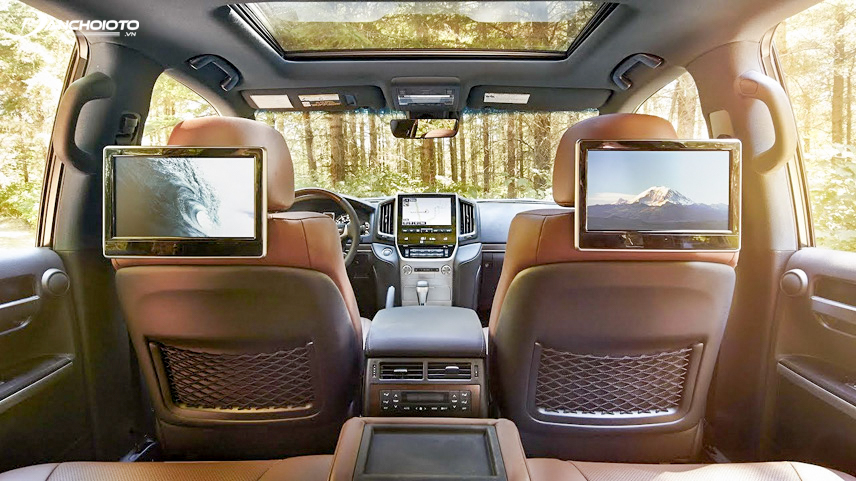 Land Cruiser được trang bị hai màn hình giải trí cỡ lớn cho dãy ghế thứ hai