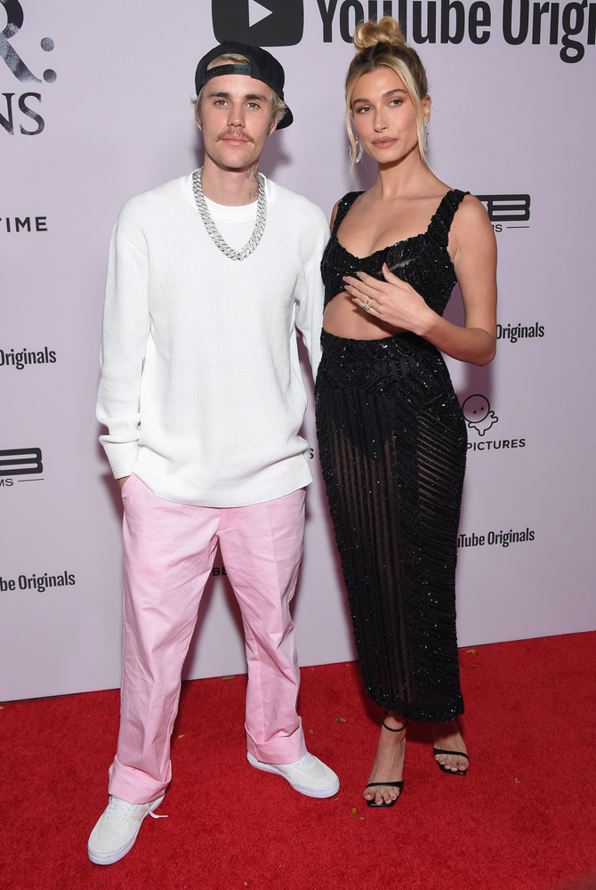 Justin Bieber pose sur un tapis rouge avec sa femme, Hailey Bieber.