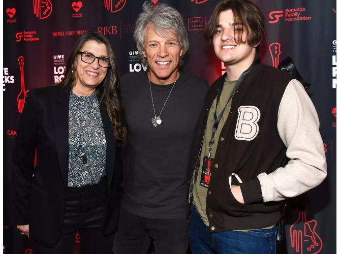 Romeo Jon Bongiovi with his parents smiling