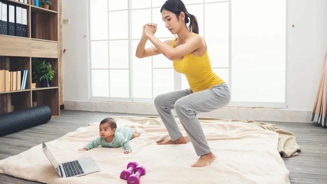 Tập yoga nhẹ nhàng hoặc đi bộ 30 phút mỗi ngày sẽ giúp thúc đẩy tuần hoàn máu, kích thích sản sinh collagen và estrogen giúp giảm đáng kể tình trạng nám, sạm da.